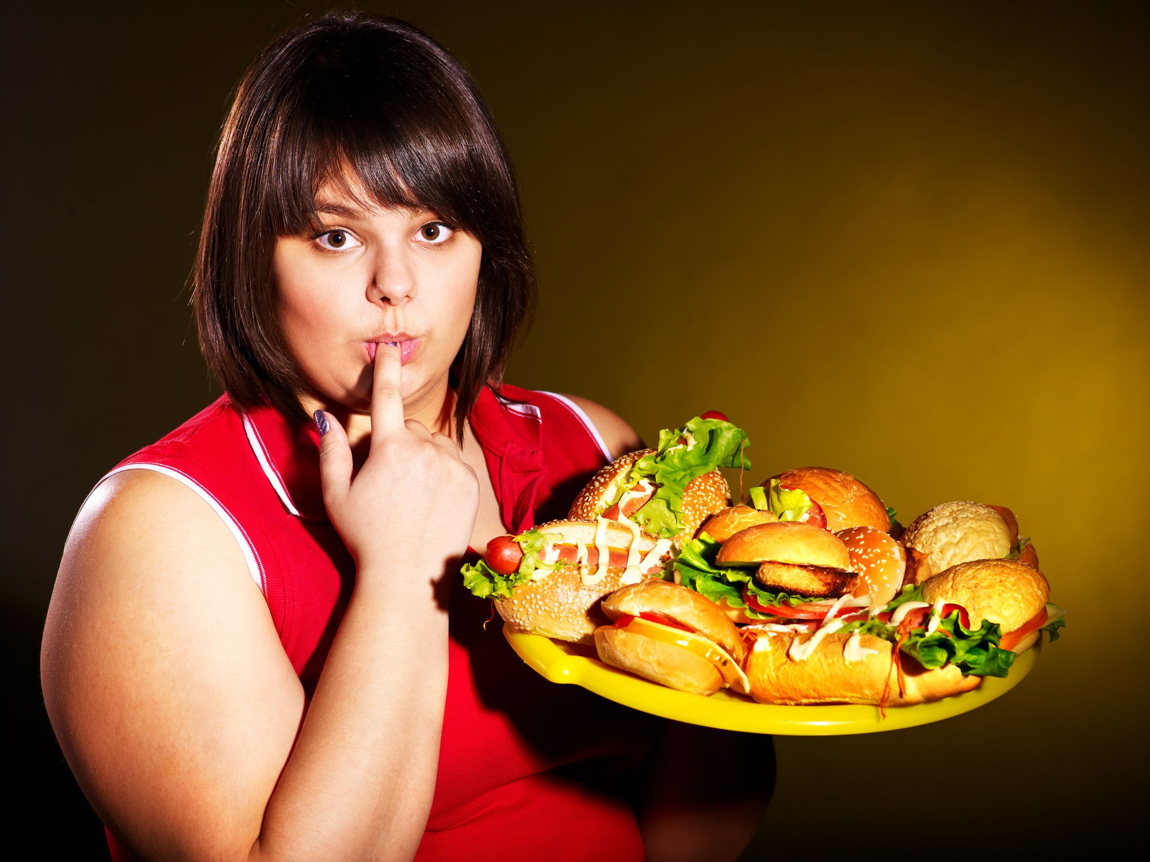 Что надо есть чтобы быть толстым. Еда на женщине. Женщина много еды. Обжорство.